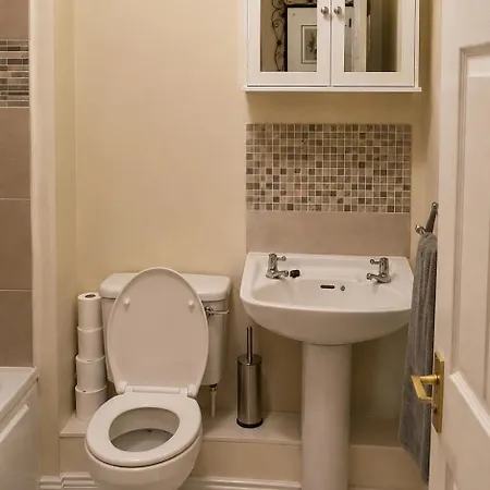 Stylish 2br Easy Access